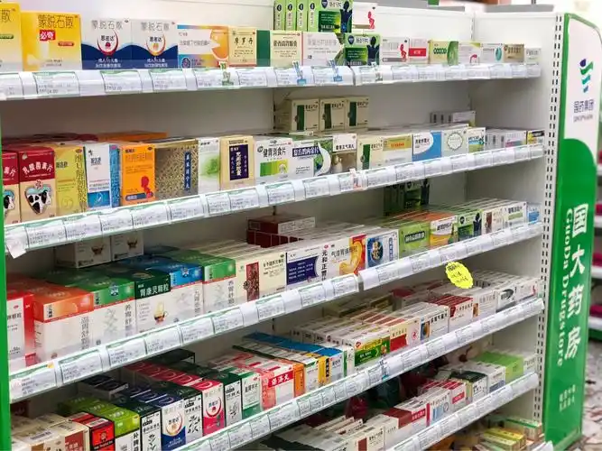 到达药店后,映入眼帘的是药店货架上琳琅满目的药品,有西药,中药,保健
