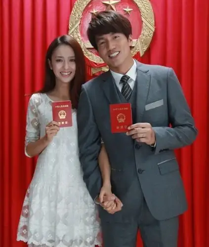 言承旭佟丽娅剧中结婚照被扒十指紧扣定格甜蜜