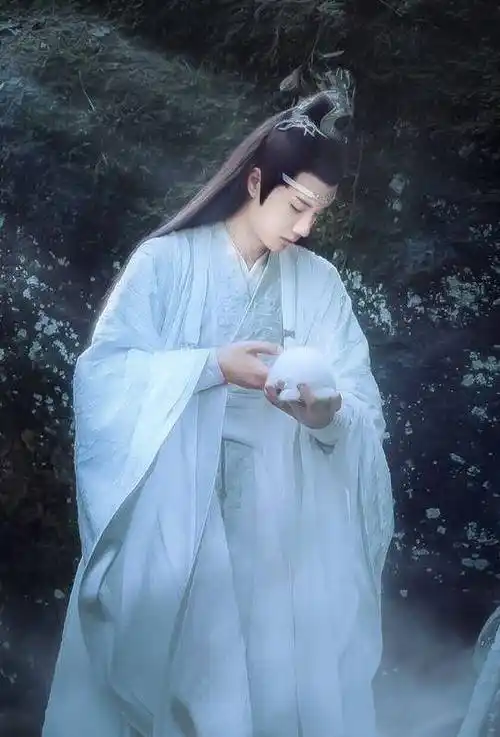原创王一博风起洛阳开机路透照曝光身穿白衣竟比蓝忘机还帅
