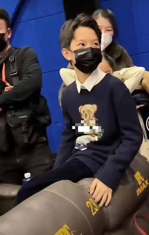 邓超一家四口现身电影首映十岁等等变化大小花扎公主辫超可爱