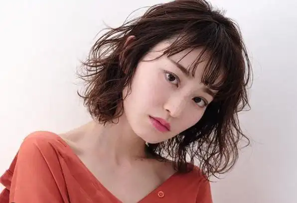 2019温柔女性:离子烫"浅之倾月"发型,漂亮又吸引帅气男神目光