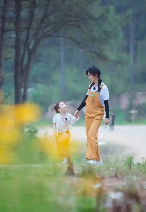 原创许佳琪谢可寅带孩子录综艺穿搭一改往日风格撑儿童伞展姐妹情