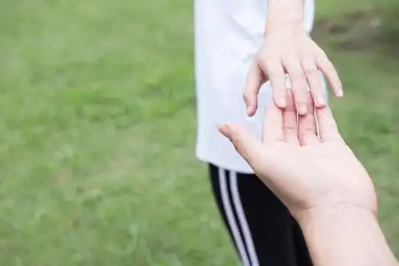 快乐的年轻夫妇手牵手在花园里.男朋友和 girlfr照片