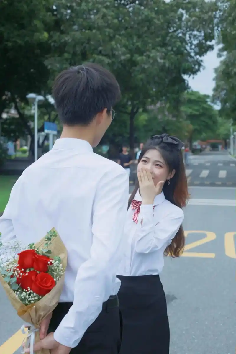 通知你一下恋爱告急 #我们毕业啦 #情侣写真校园 学士服篇 - 抖音