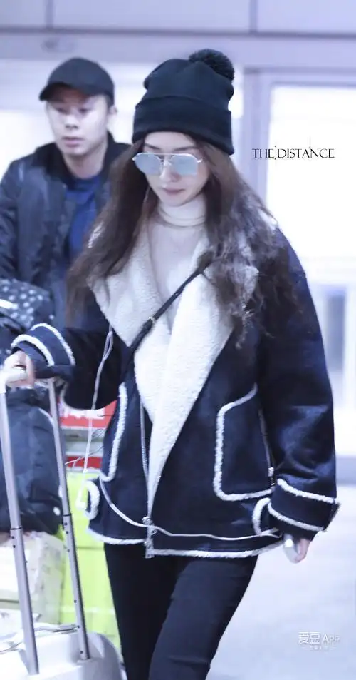 [赵丽颖][新闻]170114 赵丽颖机场街拍冷艳个性 网友盛赞品味越来越好