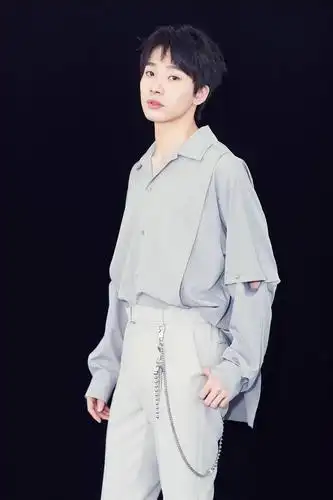 连淮伟oppo活动贴膜去了 有人能给我个他把膜贴反了.