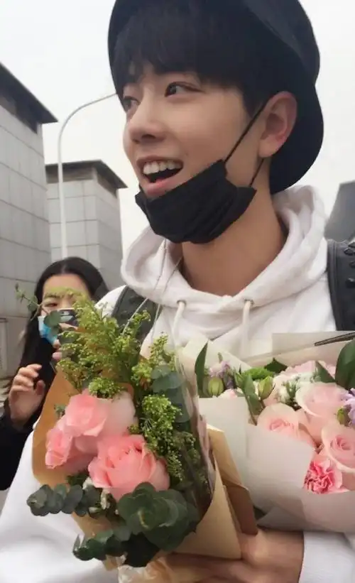 肖战#花 与 少 年  绝配愿你永远被鲜花包围  自由自在#肖战时影