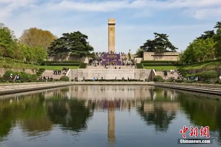 民众走进南京雨花台烈士陵园缅怀英烈寄哀思