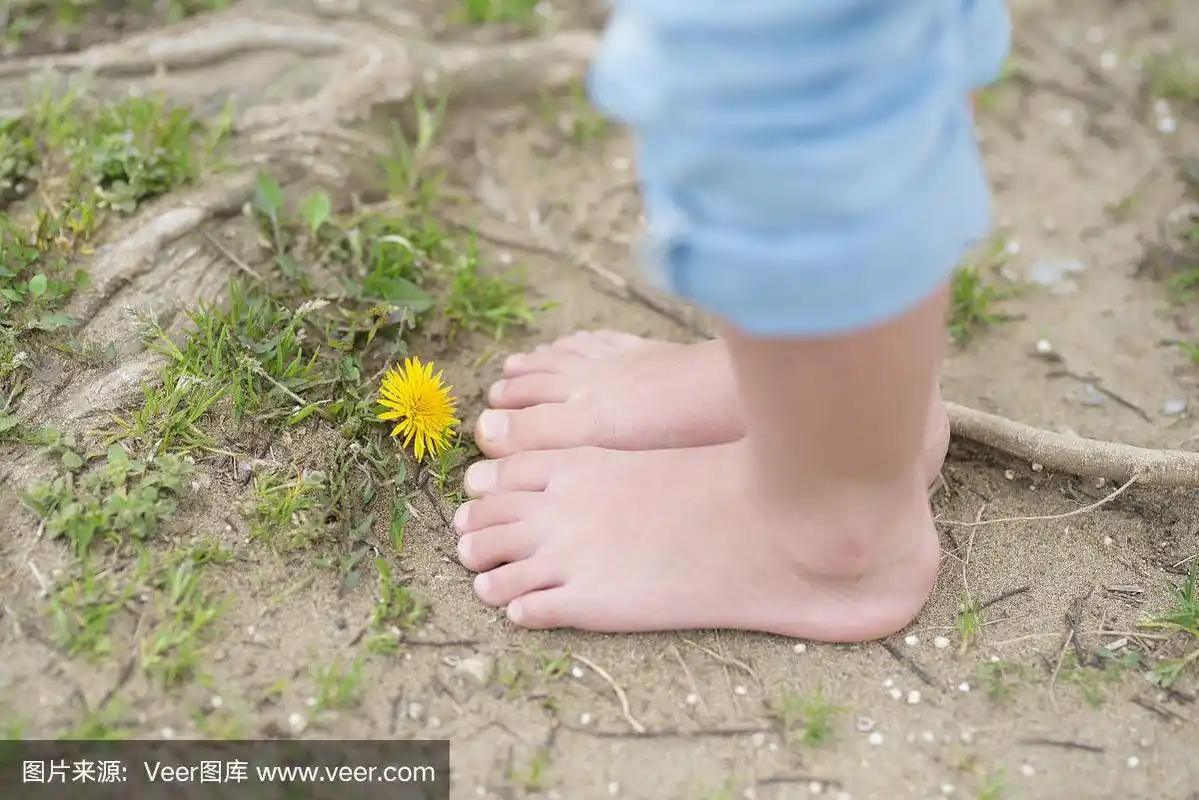 孩子们的脚赤脚玩耍