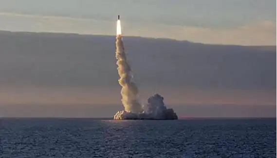傍晚时分,俄罗斯发射洲际导弹,奔袭几千公里后击中目标
