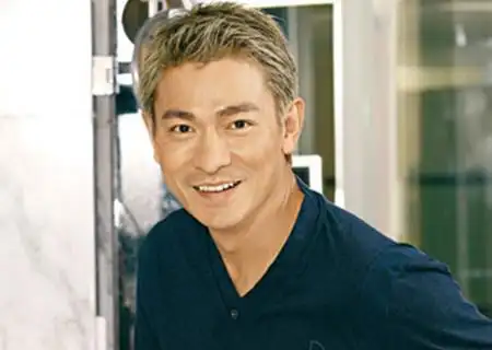 这款发型在刘德华的电影中最常见,棕色的头发大卷后,斜分梳往一边,帅