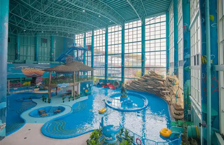 快来钻进龙之梦嬉水世界室内馆!_回旋_滑梯_夏天
