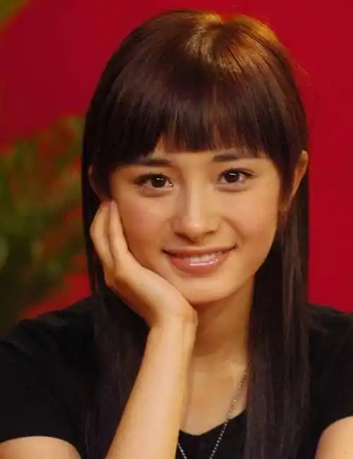 17岁杨幂曾被49岁成龙搂在怀里,网友:整没整容一目了然