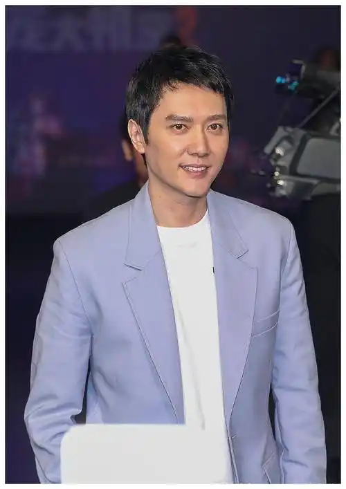 原创新晋奶爸冯绍峰香芋紫西装出席电影发布会41岁依旧年轻帅气