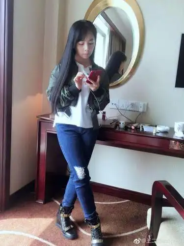 她从陕北农村走出来现在是大歌星,但衣食住行依然简朴