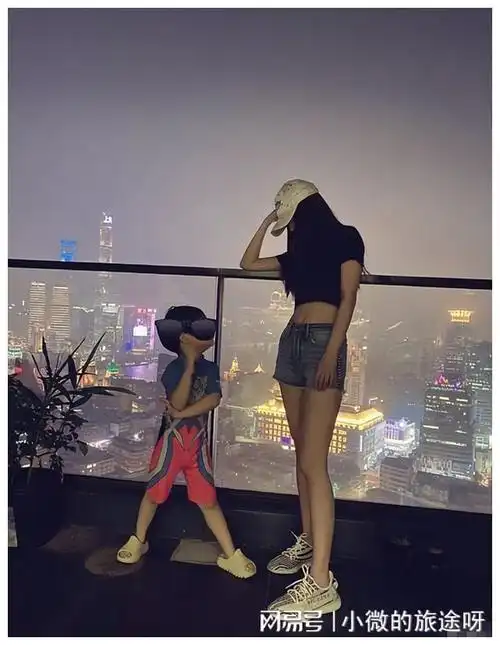 黄晓明一家三口现身迪士尼!杨颖穿小香风似少女!小海绵帅气十足