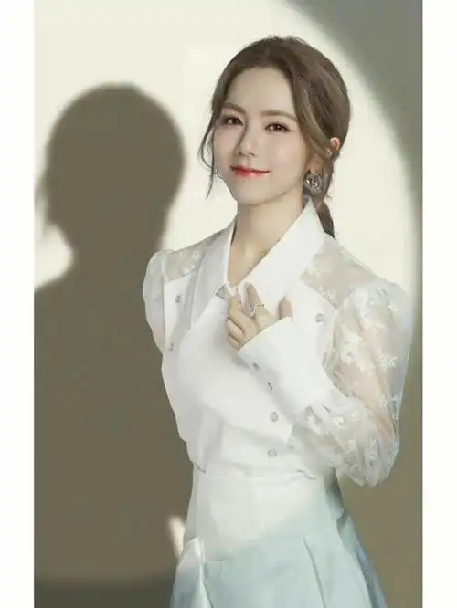 邓紫棋丸子头编发造型惊艳登场!刘海超减龄,粉嫩俏皮娇羞可爱!