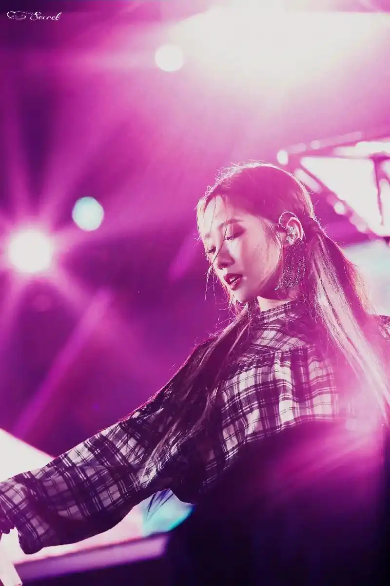 孟美岐 五彩灯下的女孩怀揣着炙热的梦想,她喘着气,流着汗水 - 抖音