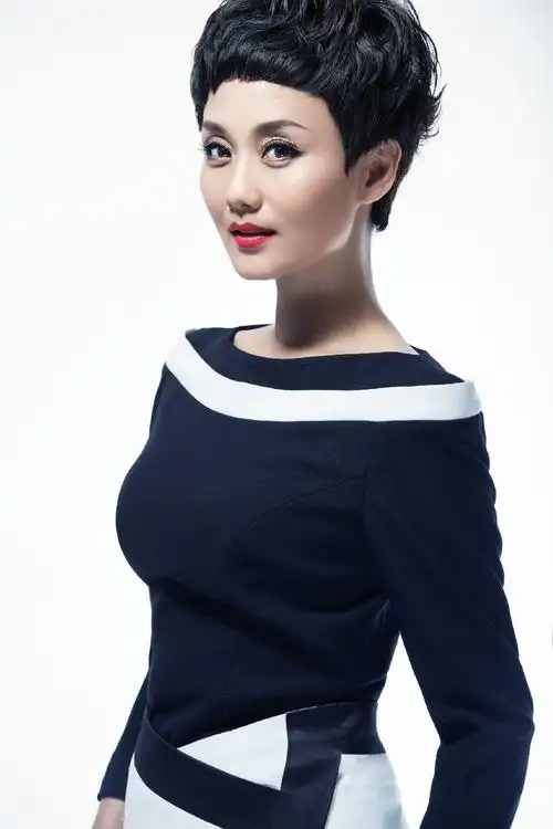 p>李颖,1966年4月15日出生于上海市,中国内地女演员.