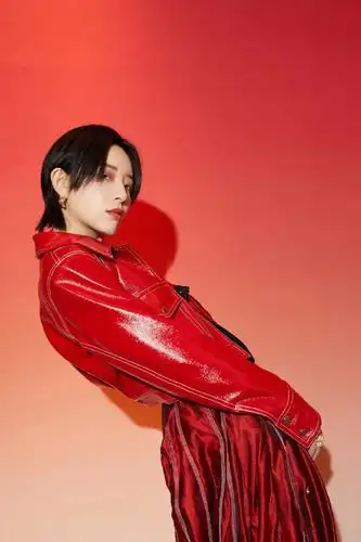 angel chen starlight#@李斯丹妮身着angel chen aw20 反光pu皮双