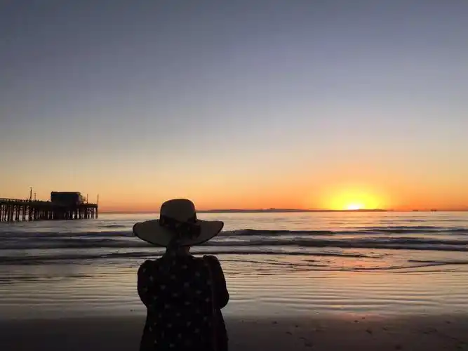 海岸与背影   怎么看都很美  可以想象那时望着缓缓隐没的夕阳会是一