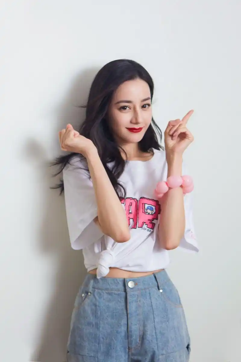 迪丽热巴夏日甜美私服穿搭写真图集