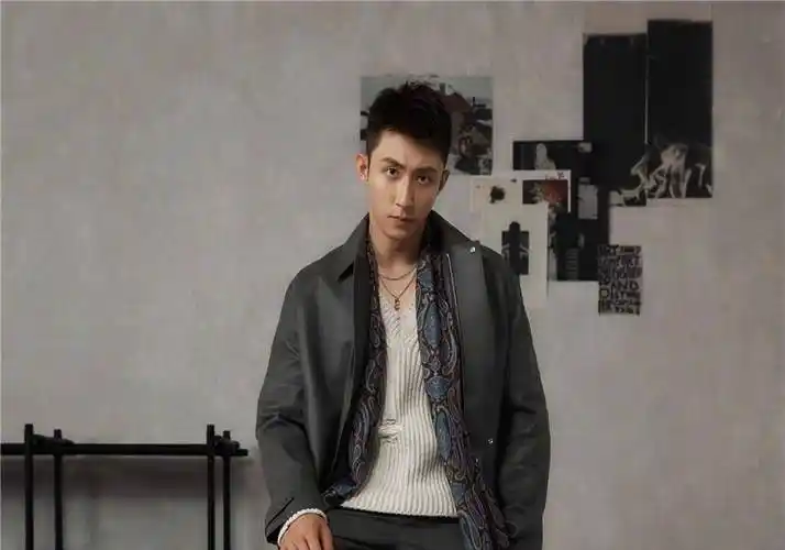 黄景瑜探班迪丽热巴?两位流量明星恋情惹争议,粉丝回应称吃瓜需谨慎.