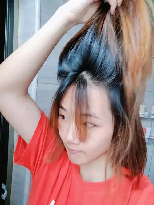 肯定是不推荐的~严格来说孕期染了两次头发,5周的时候发现怀孕的时候