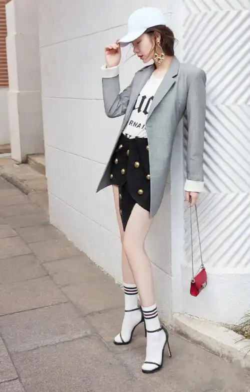 戚薇太不注意了!一条短裤就暴露了真实腿型,网友:认真的吗