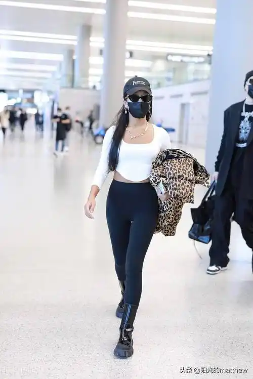 街拍:吉克隽逸豹纹外套 白色露腰上衣 黑色紧身裤性感迷人_机场