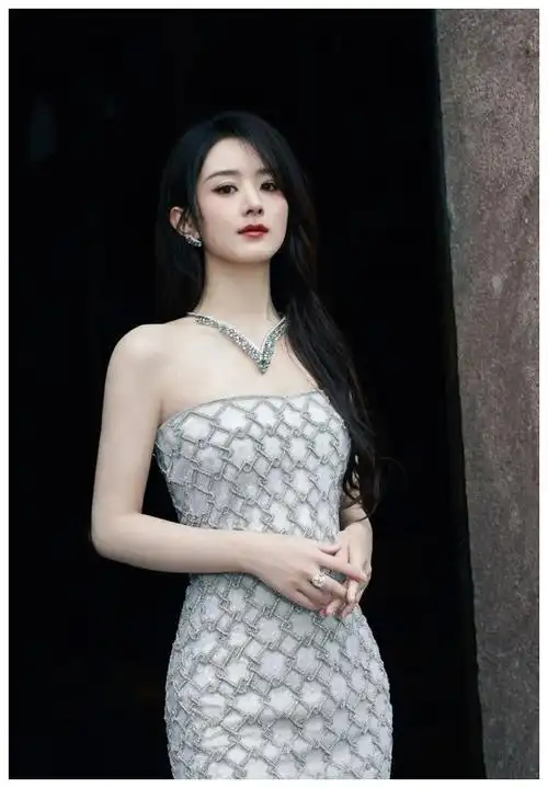 赵丽颖抹胸裙美照曝光婀娜身姿惹人注目最新活动闪耀登场