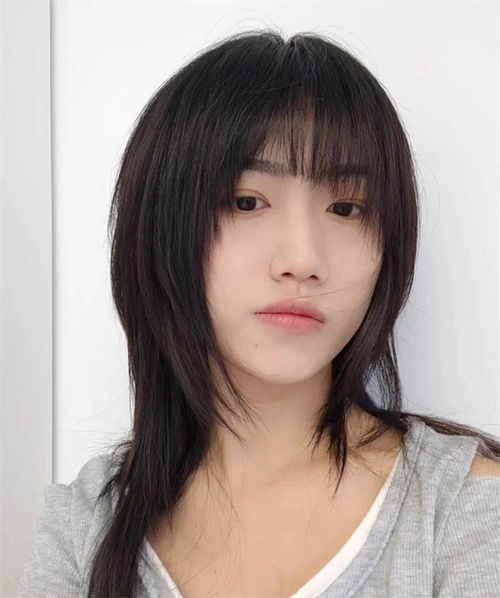 发量多的人就需要把头顶压一下,方圆脸需要把侧发放下达到修饰,中分斜