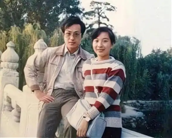 罗京48岁去世葬礼现场李瑞英表情痛苦妻子改嫁儿子留学美国