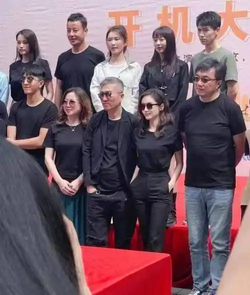 王子文新剧搭档金瀚,路透照中两人拿剧本对台词,身高差太明显_男友