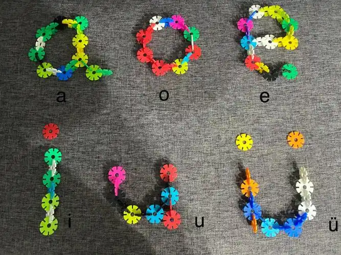 雪花片作品 弟弟们的拼音字母