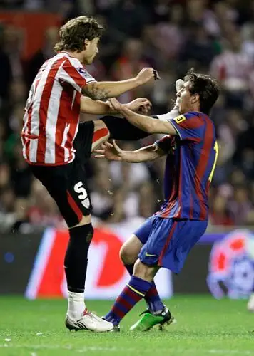 组图:梅西遭对手踹脸险退场 真核躺地不起装死