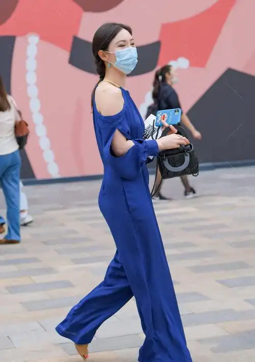 一身藏蓝色的连体衣搭配一双凉鞋气场强大衣服版型设计独特