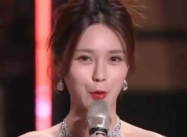 34岁沈梦辰近照曝光,脸僵鼻子怪,越来越像蔡明感谢您的阅读与_网友