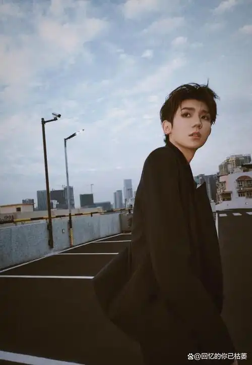 王源烟熏妆曝光 全黑西装造型好酷