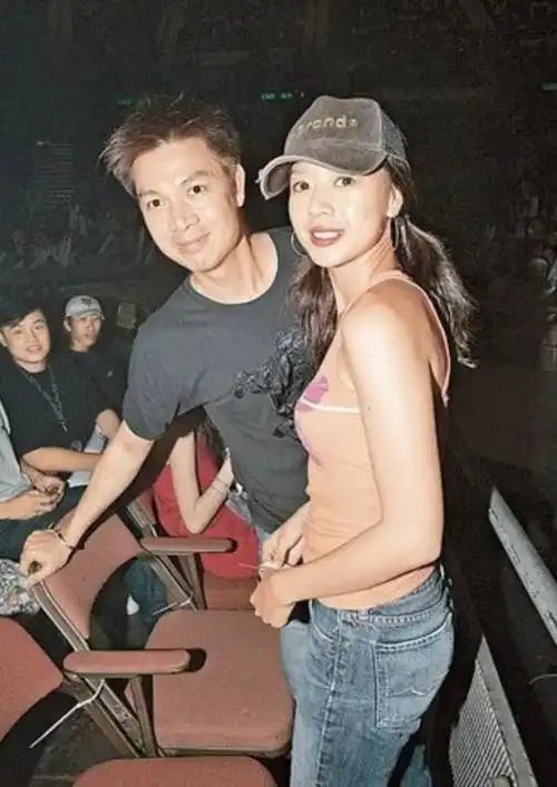 接下来大家都知道了,05年梁荣忠与朱慧敏车震,结果两人最终分手!