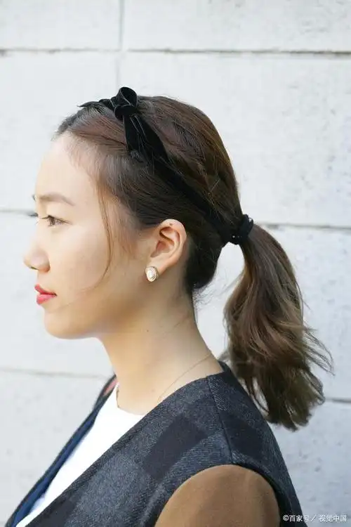 低马尾小揪揪怎样扎