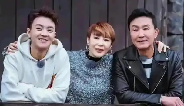 "携妻带子"进组的5位明星,一家3口演同一部剧,奈何子女捧不动