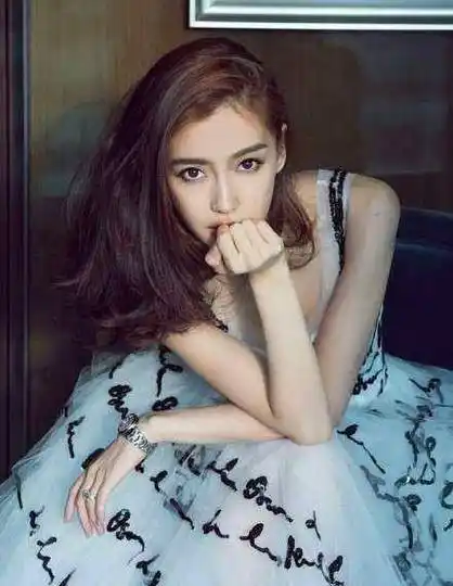 确实如此,当angelababy生下小海绵后,许多网友开始催促她要二胎.