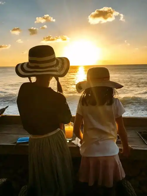 鲍蕾晒全家出游照,搂着陆毅甜笑,一家四口在海上看夕阳幸福洋溢_女儿