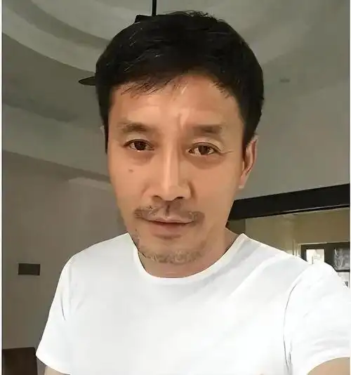 演员田小洁:二婚娶江珊,饭也是他做的,现在的他过得如何?