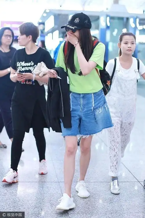 关晓彤与助理热聊捂嘴笑 比剪刀手卖萌