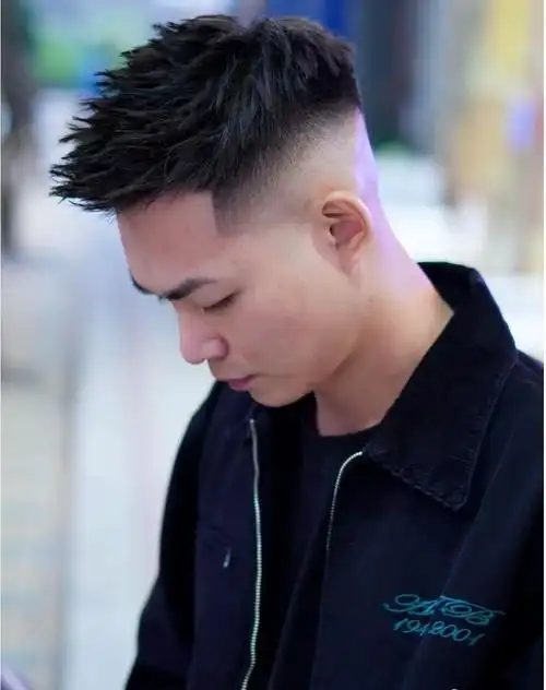 追求时尚的男士,对于飞机头想必都不陌生,超级有型,超级立体,让人看了