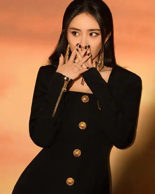 杨幂红唇黑裙优雅性感写真图片611