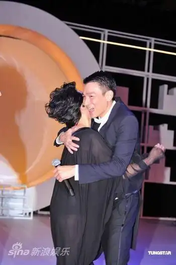 图文:刘德华50岁生日派对-刘德华拥抱叶德娴