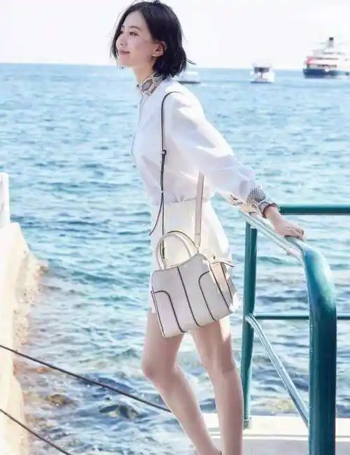 刘诗诗晒海边吹风美照短发配全身牛仔气质清新脱俗太惊艳了